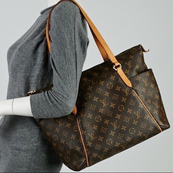 Louis Vuitton Handbags - 💎✨HUGE SIDE POCKETS✨💎 LOUIS VUITTON TOTE LARGE